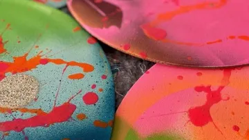 Bunte, rundliche Flächen mit Farbklecksen auf einer Oberfläche.