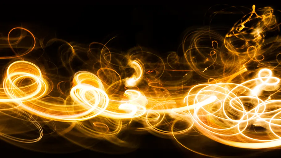 Goldene Lichtlinien wirbeln lebhaft vor dunklem Hintergrund.