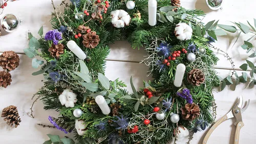 A decorative advent wreath is lying on a table.