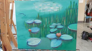 Seerosen auf Wasseroberfläche, malen in hellem, grünlichem Umfeld.
