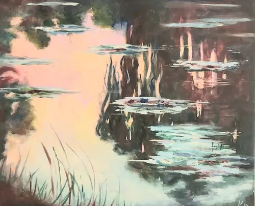 Wasseroberfläche reflektiert Pflanzen und sanftes Lichtspiel.