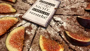 Schokoladenkuchen mit Feigen und einer humorvollen Botschaft.
