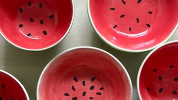 Schalen mit Wassermelonen-Design liegen auf einem Tisch.