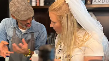 Ein Mann erklärt einer Frau mit Schleier etwas.