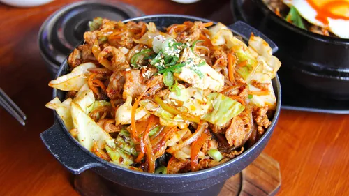 Bentone mix in black pot, cooked with vegetables and meat.