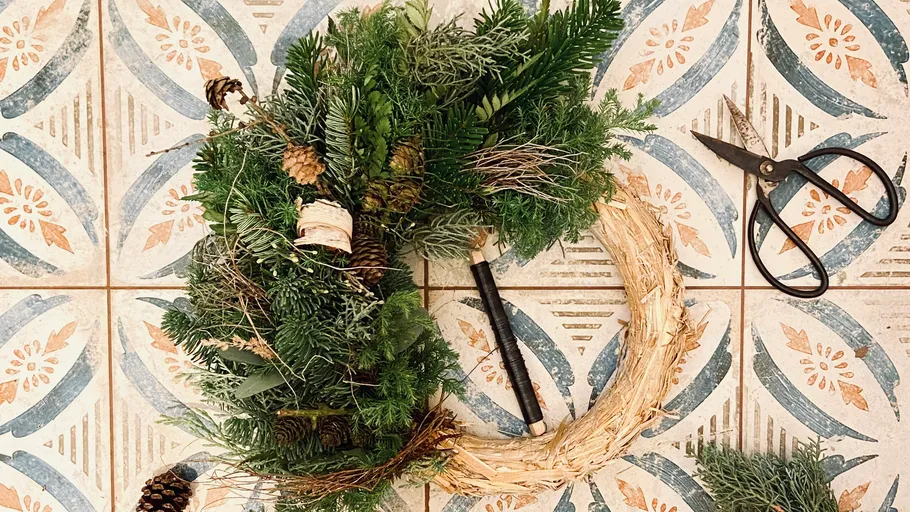 Ein natürlicher Adventskranz aus verschiedenen Tannensorten und getrockneten Blumen.