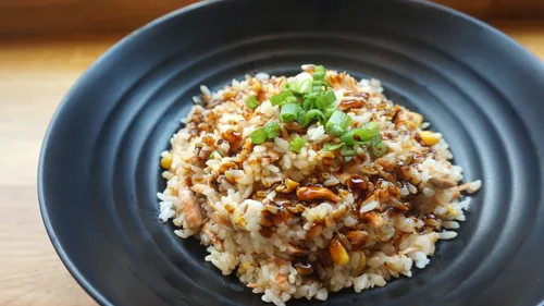 Schüssel mit gebratenem Reis, garniert mit Frühlingszwiebeln.