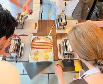 Küchenmaschine verarbeitet frischen Teig, um Pasta herzustellen.