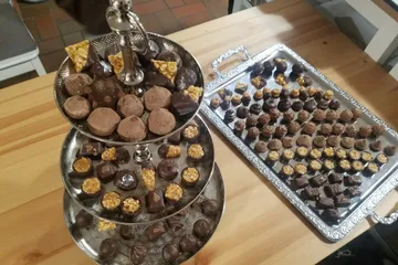 Drei Ebenen von Pralinen stehen auf einem Tisch.