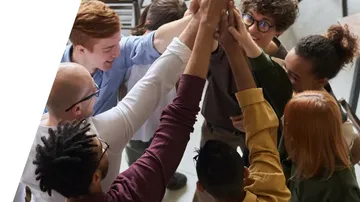 Gruppenzusammenkunft, Hände hoch, Begeisterung in einem Raum.
