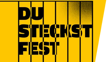 Gelber Hintergrund mit dem Text: `DU STECKST FEST`.
