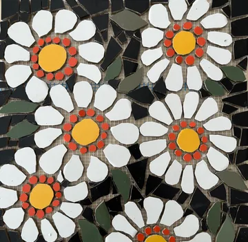 Bunte Mosaikblumen sind auf schwarzem Hintergrund angeordnet.