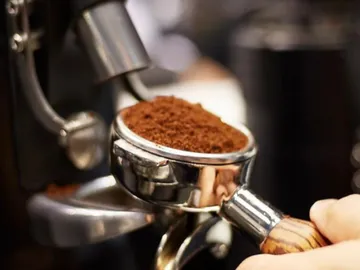 Kaffeepulvert wird in einen Siebträger gegeben. Espressozubereitung.