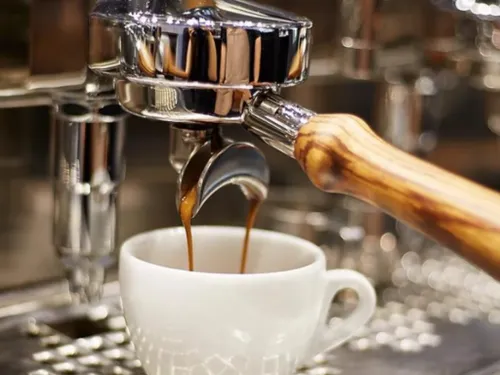 Kaffeetasse füllt sich mit frisch gebrühtem Espresso.