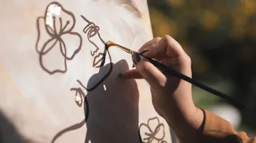 A brush paints a line on a canvas.