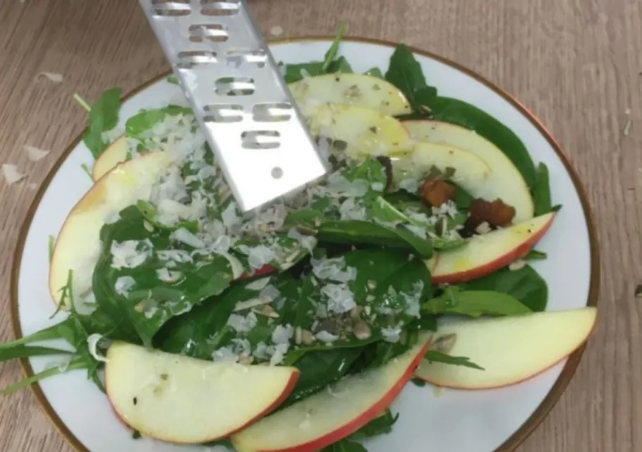 Apfelsalat mit geriebenem Käse.