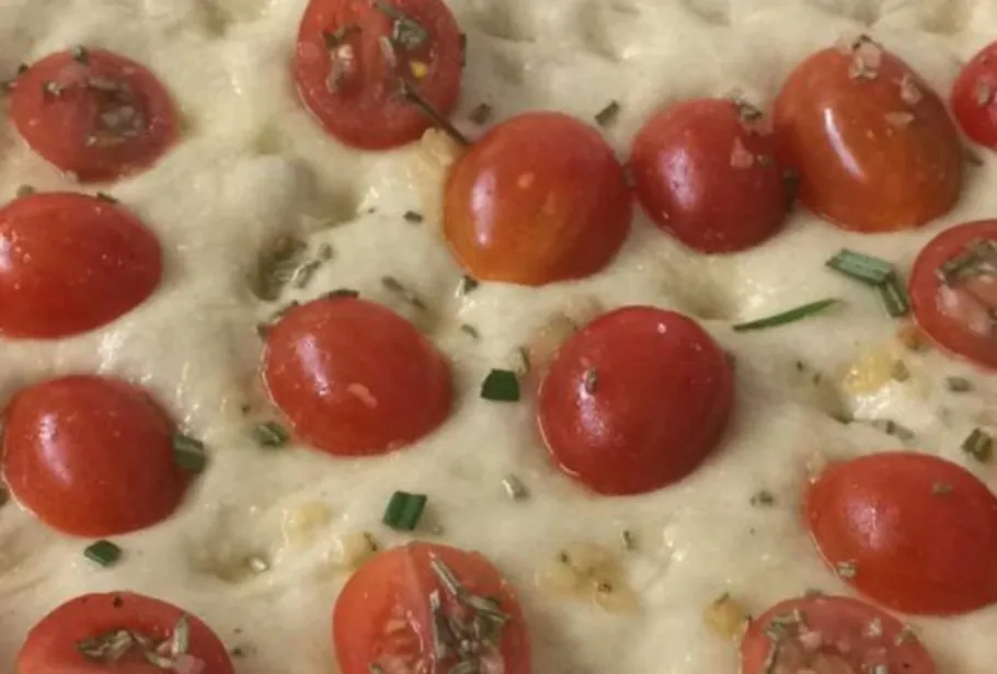 Focaccia mit Kirschtomaten und Kräutern.