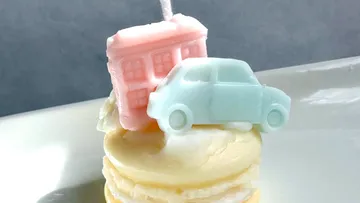 Zwei bunte Figuren auf einem gelben Dessert stapeln sich.