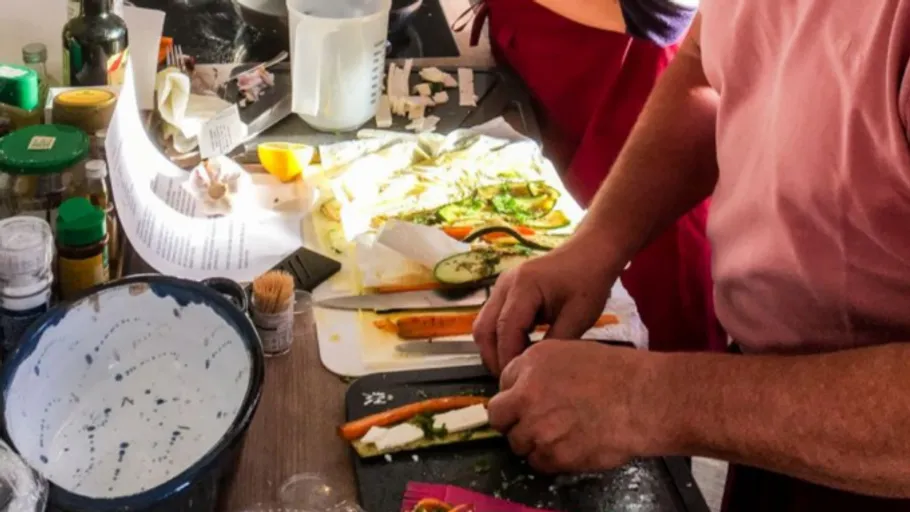 Leute, die Essen in einer überfüllten Küche zubereiten.