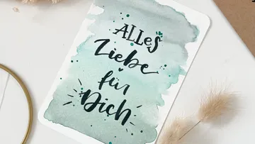 Karte mit liebevollen Worten auf aquarelliertem Hintergrund.