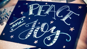 Eine Karte mit den Worten `PEACE und Joy` auf schwarzem Hintergrund.