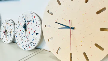 Drei stilvolle Wanduhr-Objekte zeigen die Uhrzeit an.