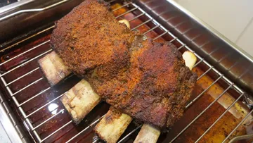 Gegrilltes Rindfleisch auf Knochen, köstlich gewürzt, im Ofen.
