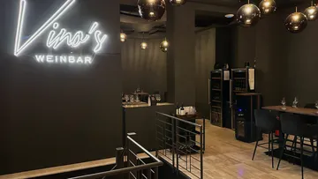 Weinbar mit eleganter Dekoration und gemütlicher Atmosphäre.