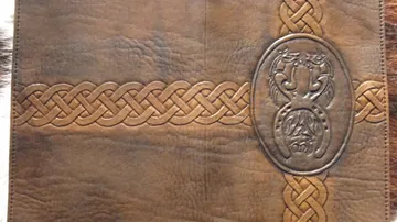 Braunes Leder mit keltischem Muster und graviertem Emblem.