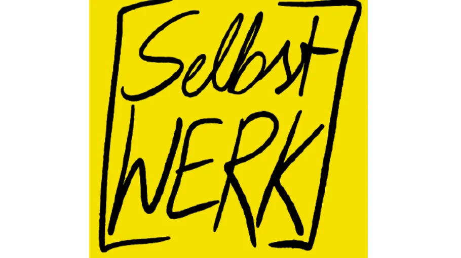 Gelbes Schild mit handschriftlichem Text: `SelbstWERK`.
