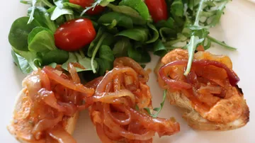 Toasted bread with onions, fresh lettuce and cherry tomatoes.