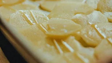 layer of thinly sliced apples covered with syrup.