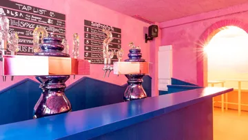 Farbenfrohe Bar mit Zapfständen, Hintergrund menügesteuert.