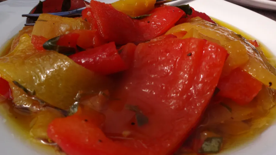 Bunte Paprika in Öl, frisch zubereitet, auf einem Teller.