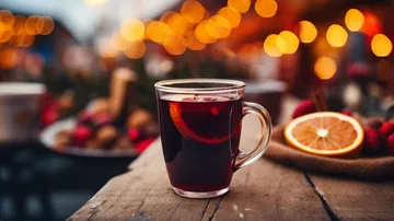 Tasse mit heißem Getränk, umgeben von warmem Licht.