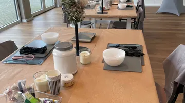 Tische mit Materialien für ein kreatives Workshop-Event.