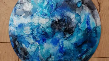 Blaue, abstrakte Kunst überflutet mit Wassertönen und Wirbeln.