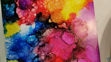 Bunte Tinte auf Papier, verflochtene Farbkleckse und Muster.