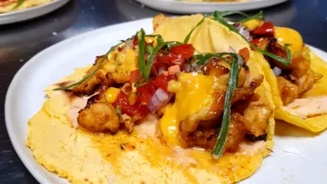 Tacos mit frittiertem Huhn, Salsa und Käsesoße serviert.