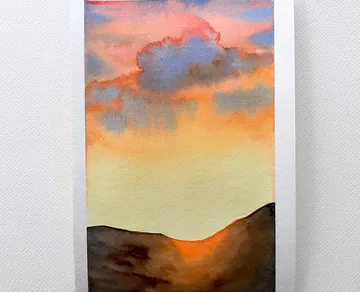 Landschaft mit Hügeln, Sonnenuntergang und farbigen Wolken.