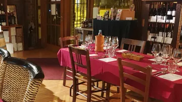 Ein Restaurant mit gedecktem Tisch und Weinfächern.