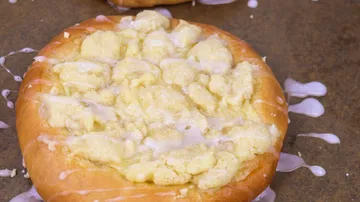 Süßer Kuchen mit frischer Zuckerglasur auf Backblech.
