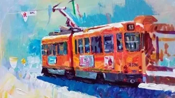 Eine orangefarbene Straßenbahn fährt auf einer blauen Strecke.