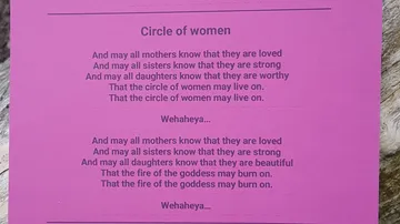 Lila Karte mit einem Gedicht über Frauen und Liebe.