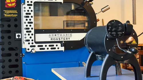 Röstmaschine brät Bohnen in einer Kaffeerösterei.