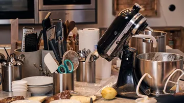 Equipment zum Backen auf einer Kücheninsel