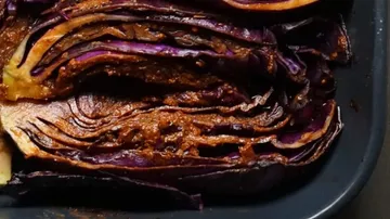 Red cabbage with brown sauce in a baking dish.