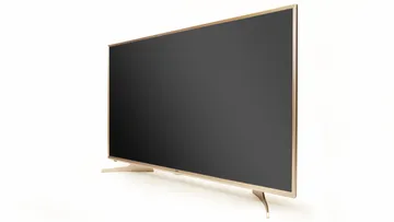 Ein Fernseher steht stabil und bereit in einem neutralen Raum.