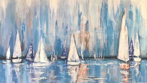 Weißsegelboote spiegeln sich im blauen Wasser und Himmel.