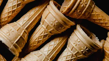 Eiswaffeln liegen unsortiert auf einem dunklen Untergrund.